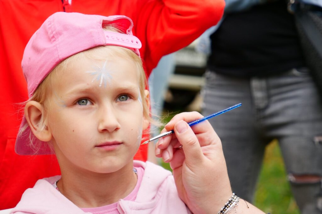 Uczestnicy podczas Happeningu z MOKiem w Parku Miejskim 26 maja 2022 