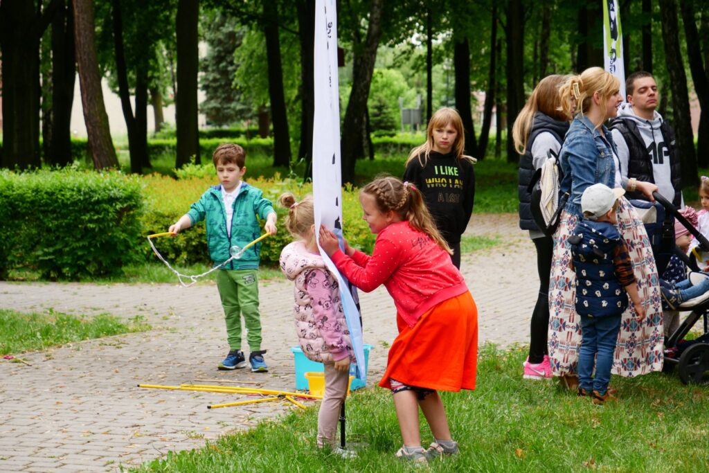 Uczestnicy podczas Happeningu z MOKiem w Parku Miejskim 26 maja 2022