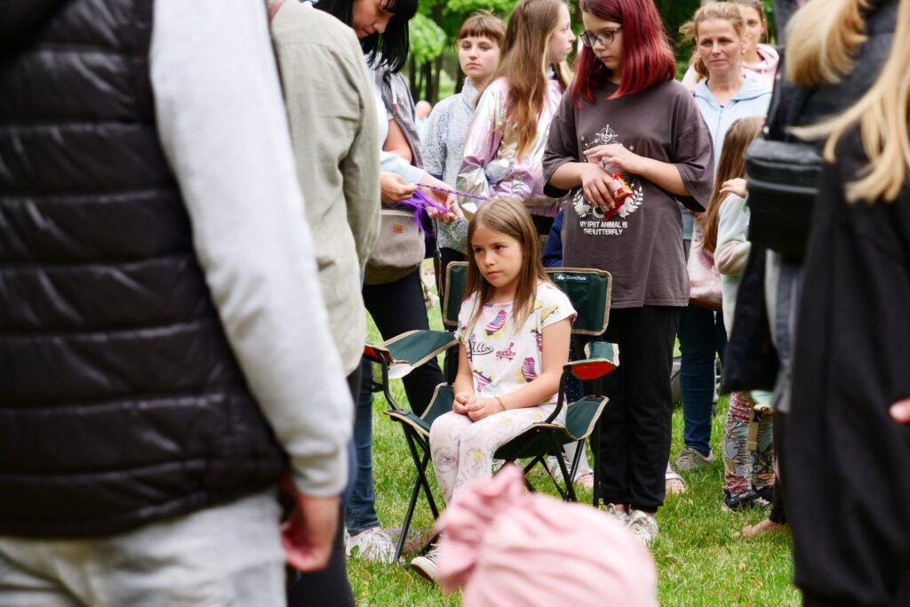 Uczestnicy podczas Happeningu z MOKiem w Parku Miejskim 26 maja 2022