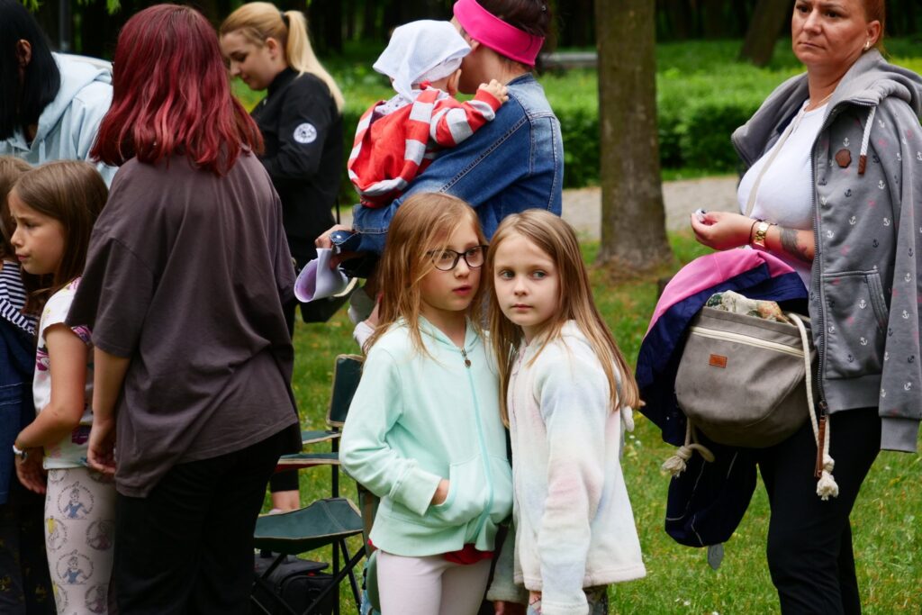 Uczestnicy podczas Happeningu z MOKiem w Parku Miejskim 26 maja 2022