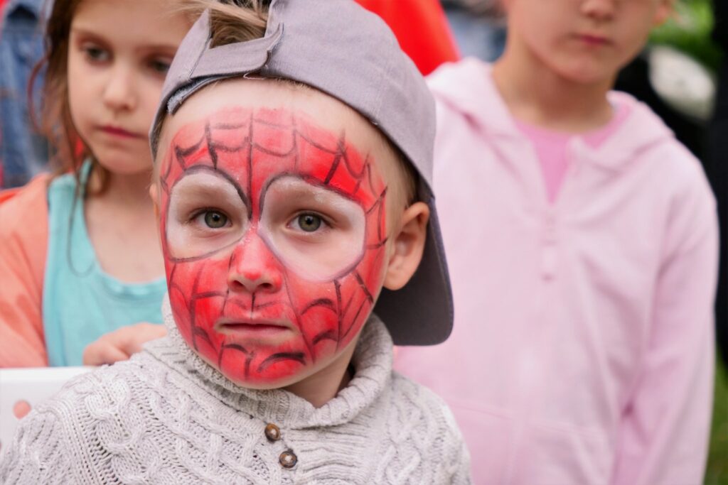 Uczestnicy podczas Happeningu z MOKiem w Parku Miejskim 26 maja 2022
