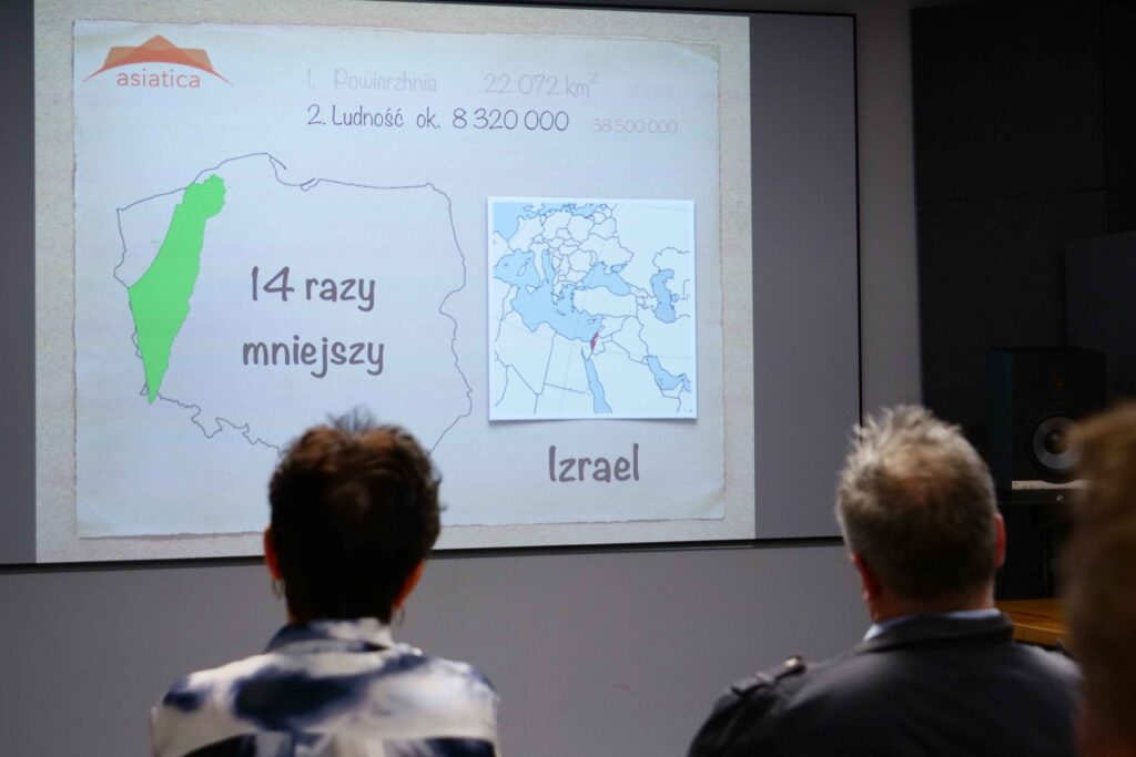 Wojciech Namysło na spotkaniu "Izrael Nieznany"  oraz publiczność. 21 maja 2022 w Miejskim Ośrodku Kultury w Wojkowicach