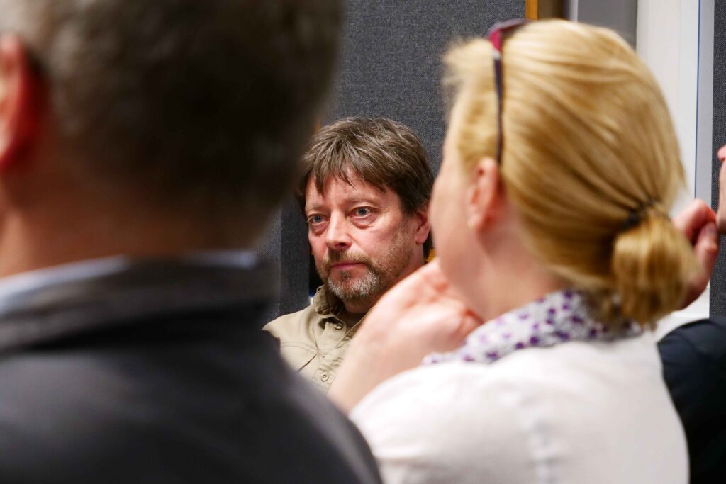 Wojciech Namysło na spotkaniu "Izrael Nieznany"  oraz publiczność. 21 maja 2022 w Miejskim Ośrodku Kultury w Wojkowicach