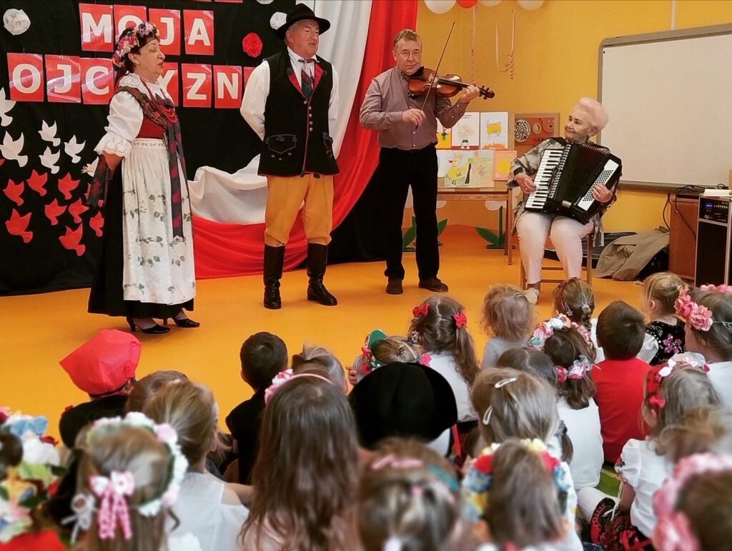 Regionalny Zespół Folklorystyczny „Jaworznik” i dzieci podczas występu w Przedszkolu Miejskim nr 3 w Sosnowcu