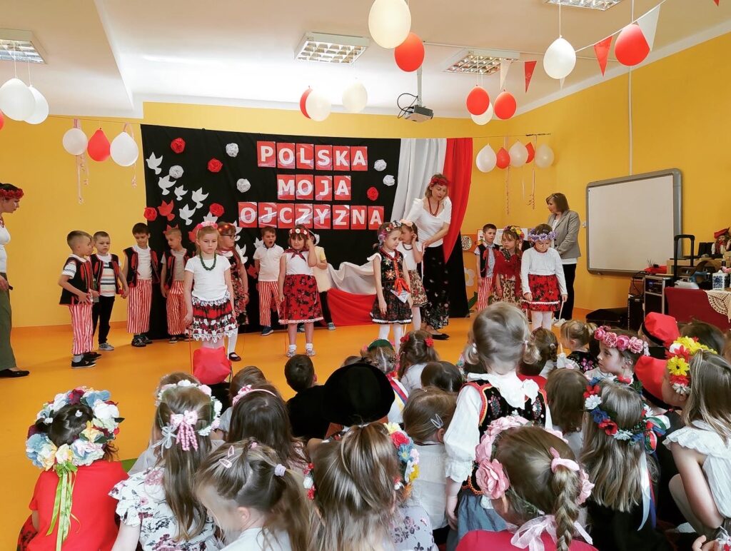 Regionalny Zespół Folklorystyczny „Jaworznik” i dzieci podczas występu w Przedszkolu Miejskim nr 3 w Sosnowcu