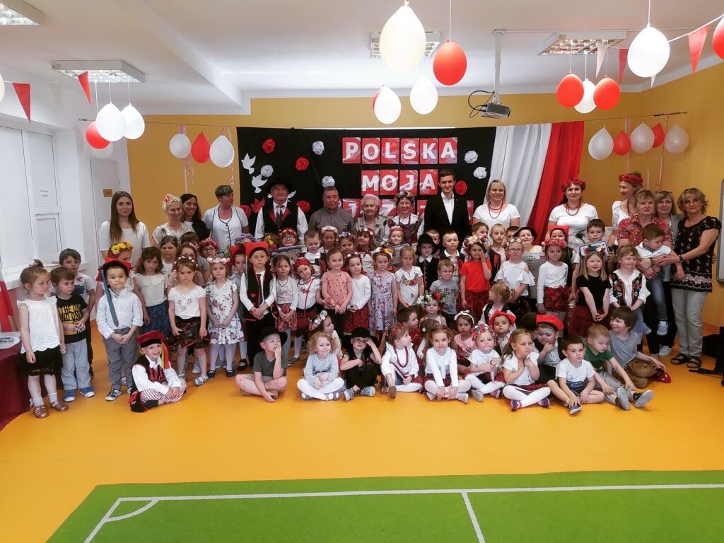 Regionalny Zespół Folklorystyczny „Jaworznik” i dzieci w Przedszkolu Miejskim nr 3 w Sosnowcu