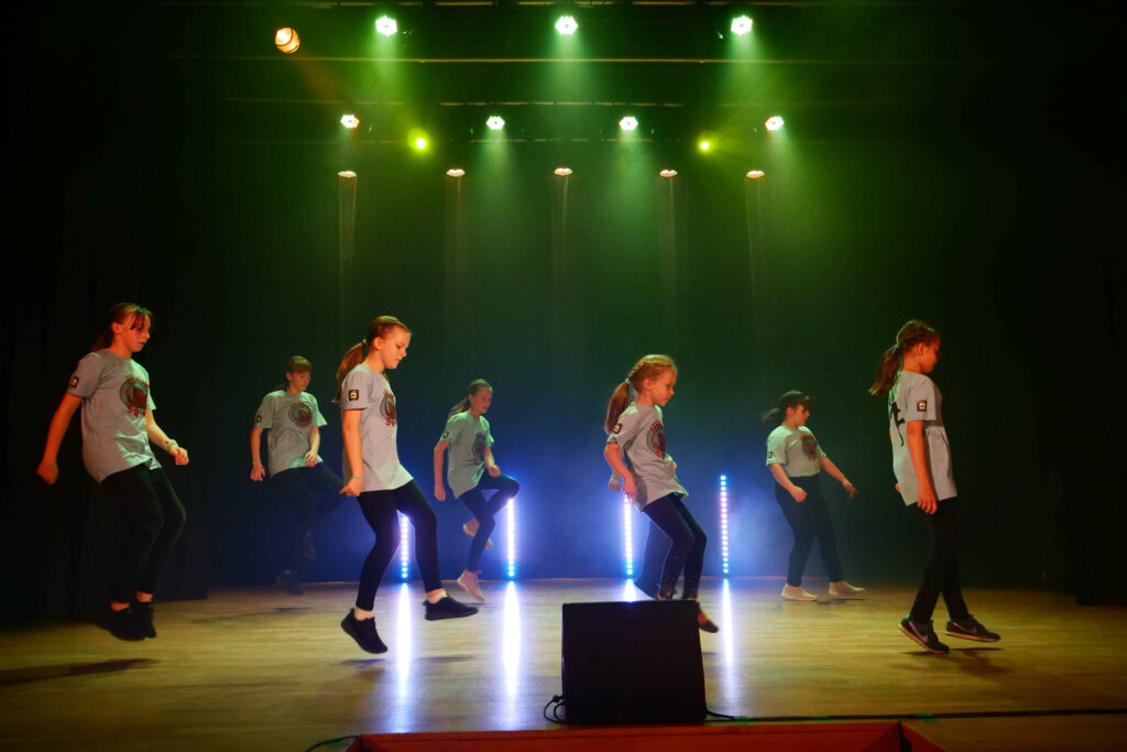 Tancerze na scenie podczas dnia dziecka 4 czerwca 2022 w Miejskim Ośrodku Kultury w Wojkowicach