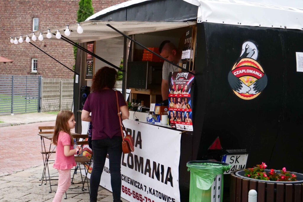 Uczestnicy imprezy przy foodtrucku podczas dnia dziecka 4 czerwca 2022 w Miejskim Ośrodku Kultury w Wojkowicach