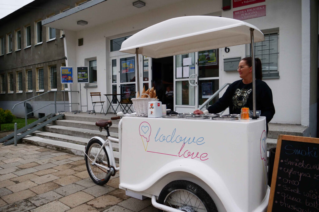 Foodtruck lodowy i pracownik podczas dnia dziecka 4 czerwca 2022 w Miejskim Ośrodku Kultury w Wojkowicach