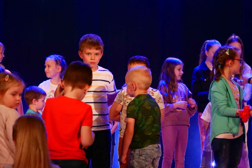Uczestnicy imprezy podczas dnia dziecka 4 czerwca 2022 w Miejskim Ośrodku Kultury w Wojkowicach