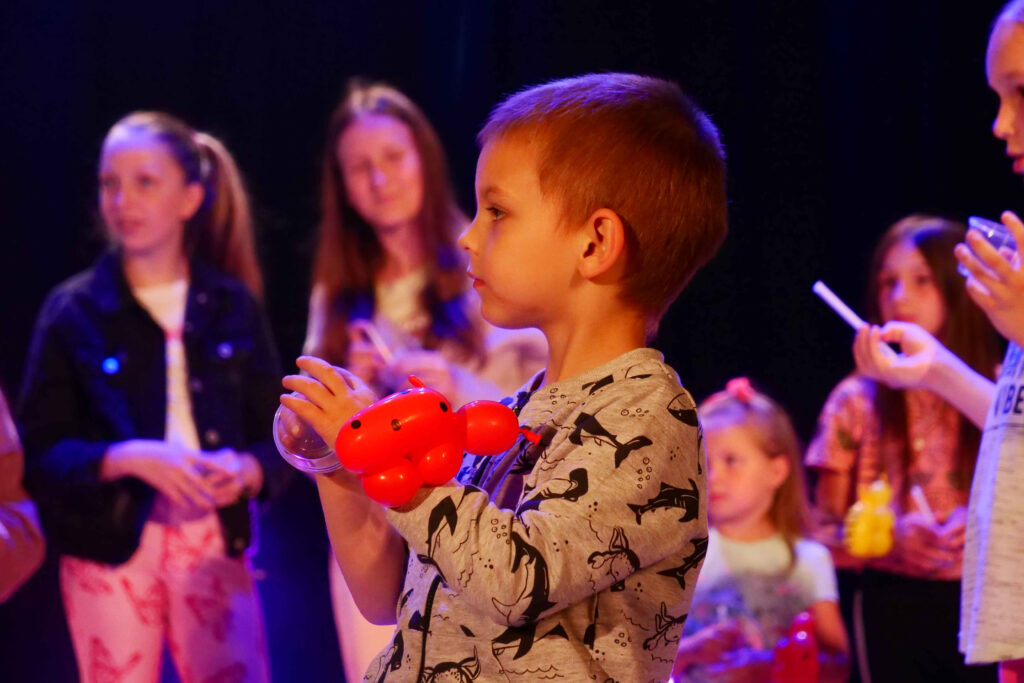 Uczestnicy imprezy podczas dnia dziecka 4 czerwca 2022 w Miejskim Ośrodku Kultury w Wojkowicach