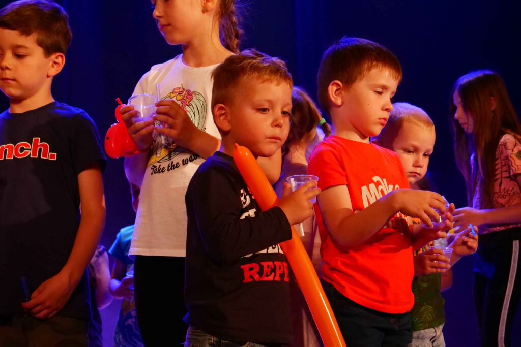 Uczestnicy imprezy podczas dnia dziecka 4 czerwca 2022 w Miejskim Ośrodku Kultury w Wojkowicach
