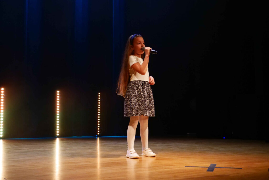 Wokalistka na scenie podczas dnia dziecka 4 czerwca 2022 w Miejskim Ośrodku Kultury w Wojkowicach