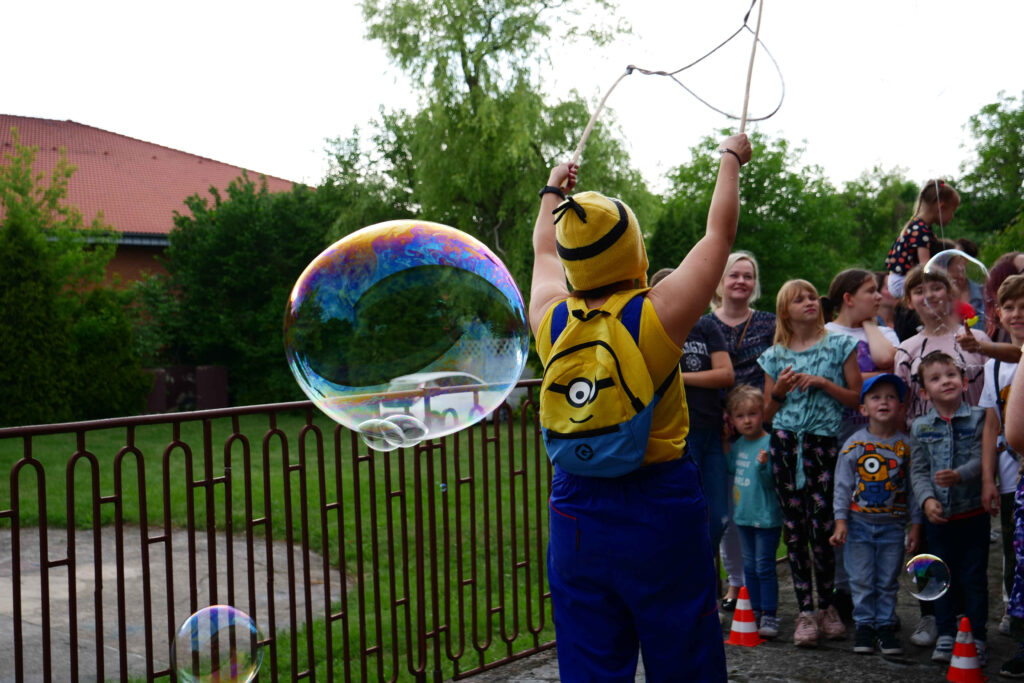 Uczestnicy imprezy i animatorka podczas dnia dziecka 4 czerwca 2022 w Miejskim Ośrodku Kultury w Wojkowicach