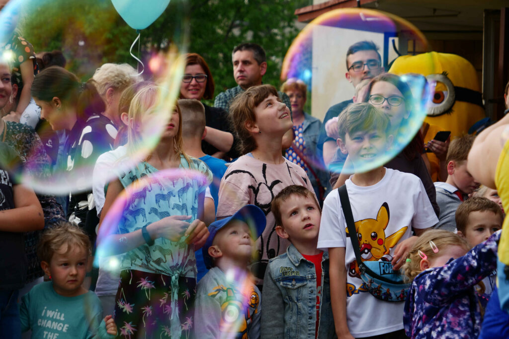 Uczestnicy imprezy podczas dnia dziecka 4 czerwca 2022 w Miejskim Ośrodku Kultury w Wojkowicach