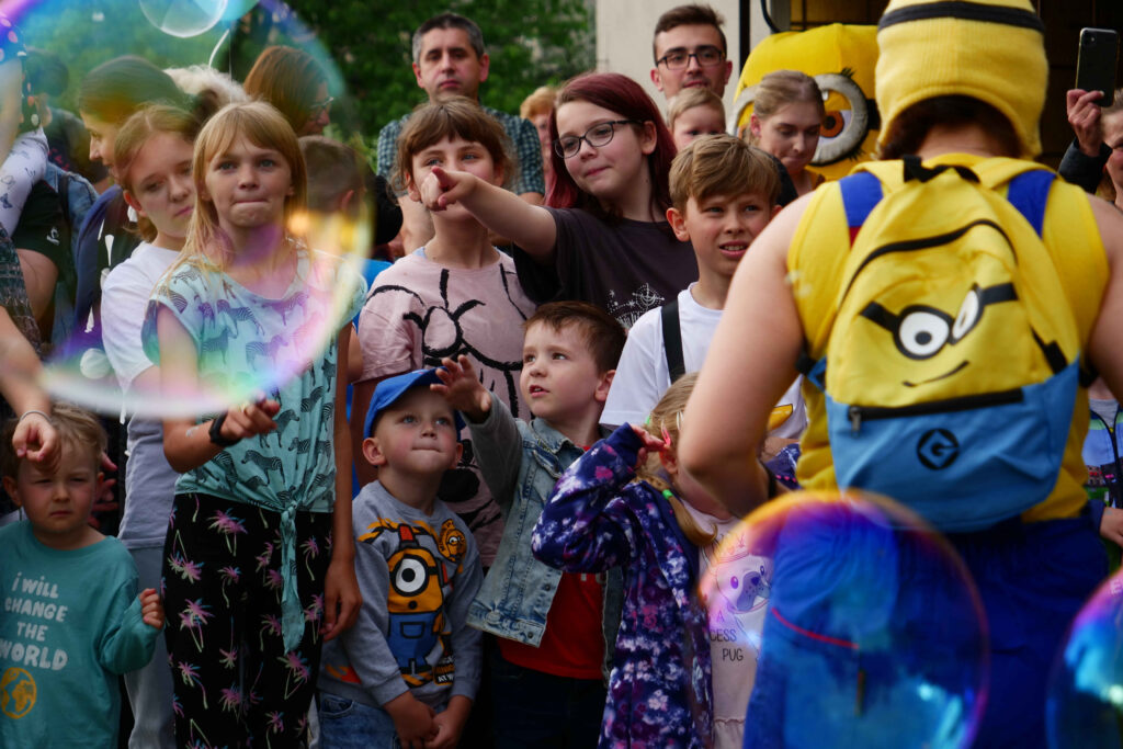 Uczestnicy imprezy i animatorka podczas dnia dziecka 4 czerwca 2022 w Miejskim Ośrodku Kultury w Wojkowicach
