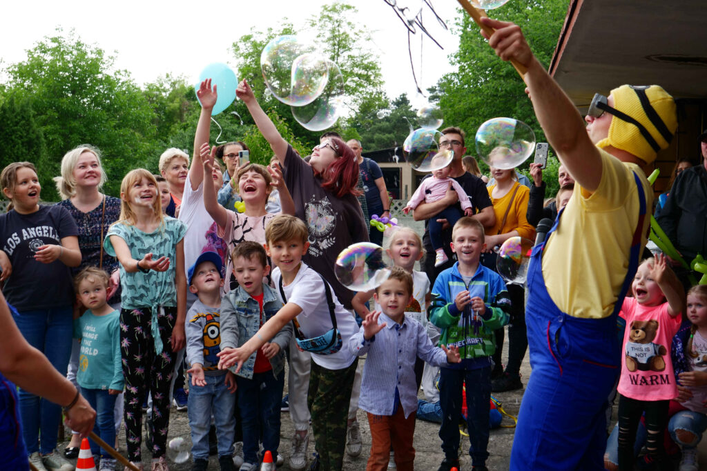 Uczestnicy imprezy i animatorka podczas dnia dziecka 4 czerwca 2022 w Miejskim Ośrodku Kultury w Wojkowicach