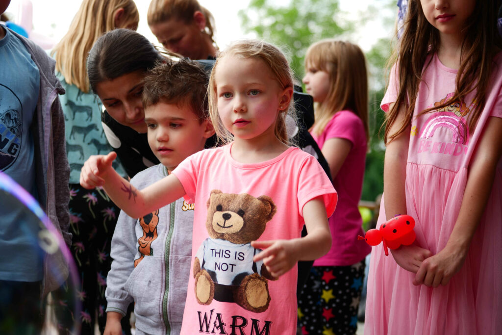 Uczestnicy imprezy podczas dnia dziecka 4 czerwca 2022 w Miejskim Ośrodku Kultury w Wojkowicach