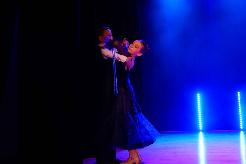 Tancerze na scenie podczas dnia dziecka 4 czerwca 2022 w Miejskim Ośrodku Kultury w Wojkowicach