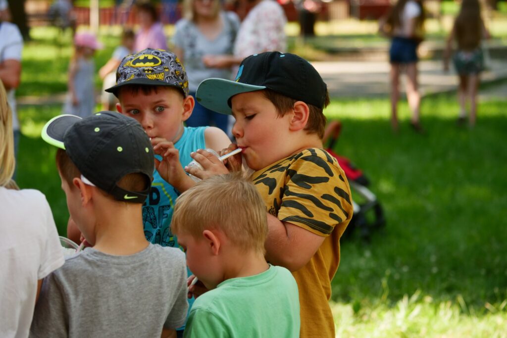 Uczestnicy podczas imprezy "Witamy wakacje" w Parku Miejskim w Wojkowicach - 24 czerwca 2022 roku.