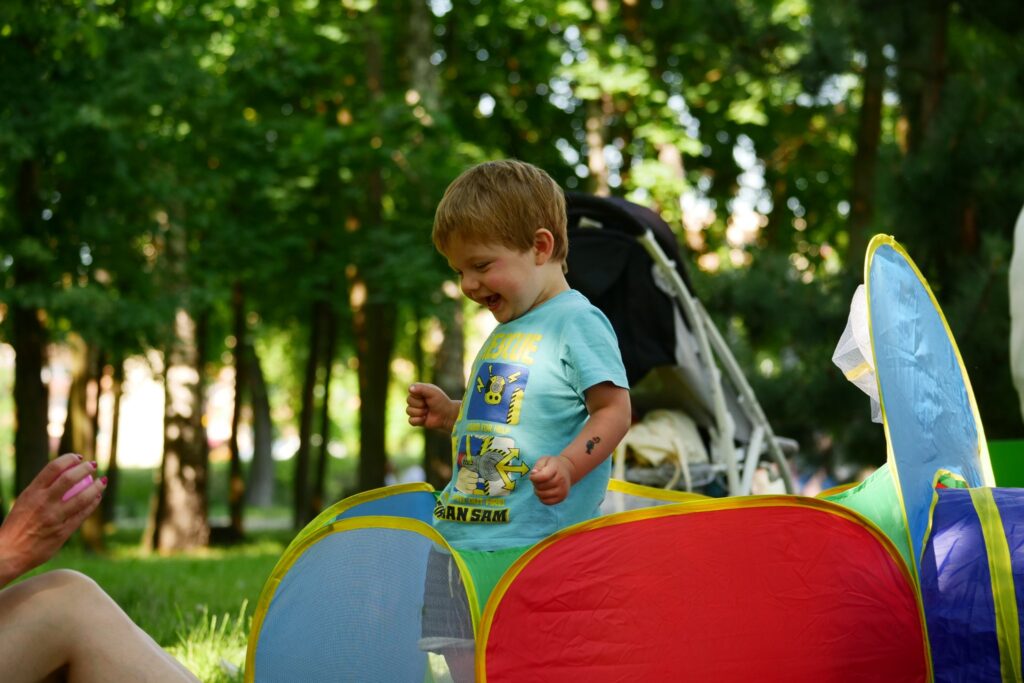 Uczestnicy podczas imprezy "Witamy wakacje" w Parku Miejskim w Wojkowicach - 24 czerwca 2022 roku.