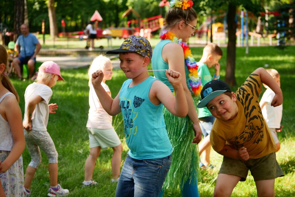 Uczestnicy podczas imprezy "Witamy wakacje" w Parku Miejskim w Wojkowicach - 24 czerwca 2022 roku.