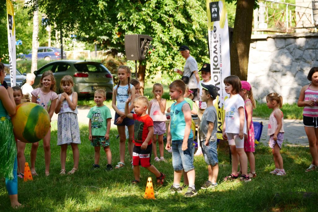 Uczestnicy podczas imprezy "Witamy wakacje" w Parku Miejskim w Wojkowicach - 24 czerwca 2022 roku.