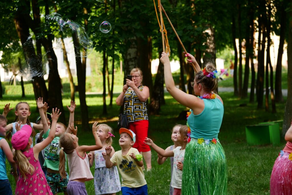 Uczestnicy podczas imprezy "Witamy wakacje" w Parku Miejskim w Wojkowicach - 24 czerwca 2022 roku.