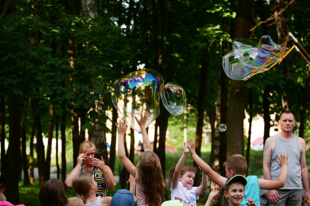 Uczestnicy podczas imprezy "Witamy wakacje" w Parku Miejskim w Wojkowicach - 24 czerwca 2022 roku.