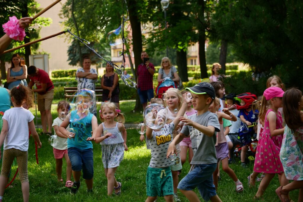 Uczestnicy podczas imprezy "Witamy wakacje" w Parku Miejskim w Wojkowicach - 24 czerwca 2022 roku.