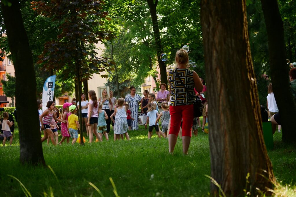 Uczestnicy podczas imprezy "Witamy wakacje" w Parku Miejskim w Wojkowicach - 24 czerwca 2022 roku.