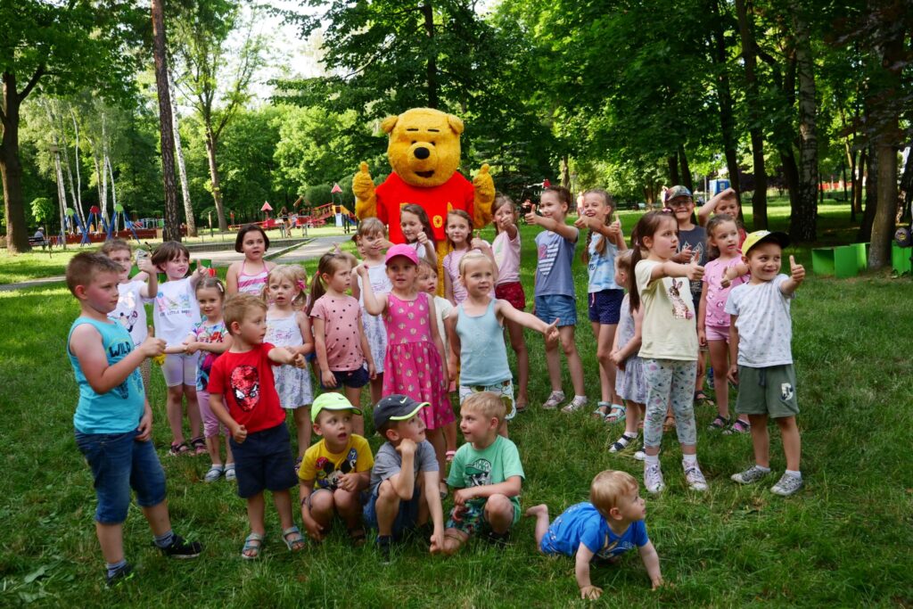Uczestnicy podczas imprezy "Witamy wakacje" w Parku Miejskim w Wojkowicach - 24 czerwca 2022 roku.