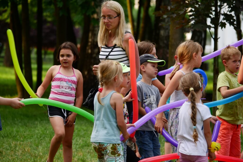 Uczestnicy podczas imprezy "Witamy wakacje" w Parku Miejskim w Wojkowicach - 24 czerwca 2022 roku.