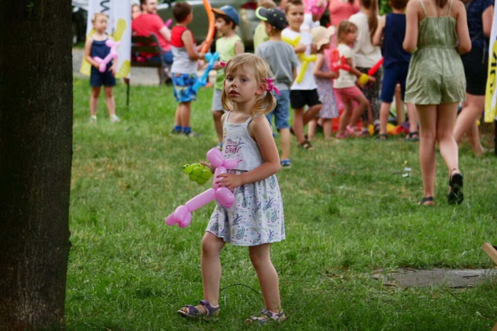 Uczestnicy podczas imprezy "Witamy wakacje" w Parku Miejskim w Wojkowicach - 24 czerwca 2022 roku.