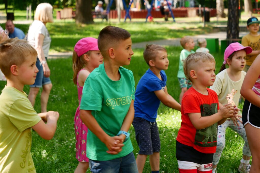 Uczestnicy podczas imprezy "Witamy wakacje" w Parku Miejskim w Wojkowicach - 24 czerwca 2022 roku.