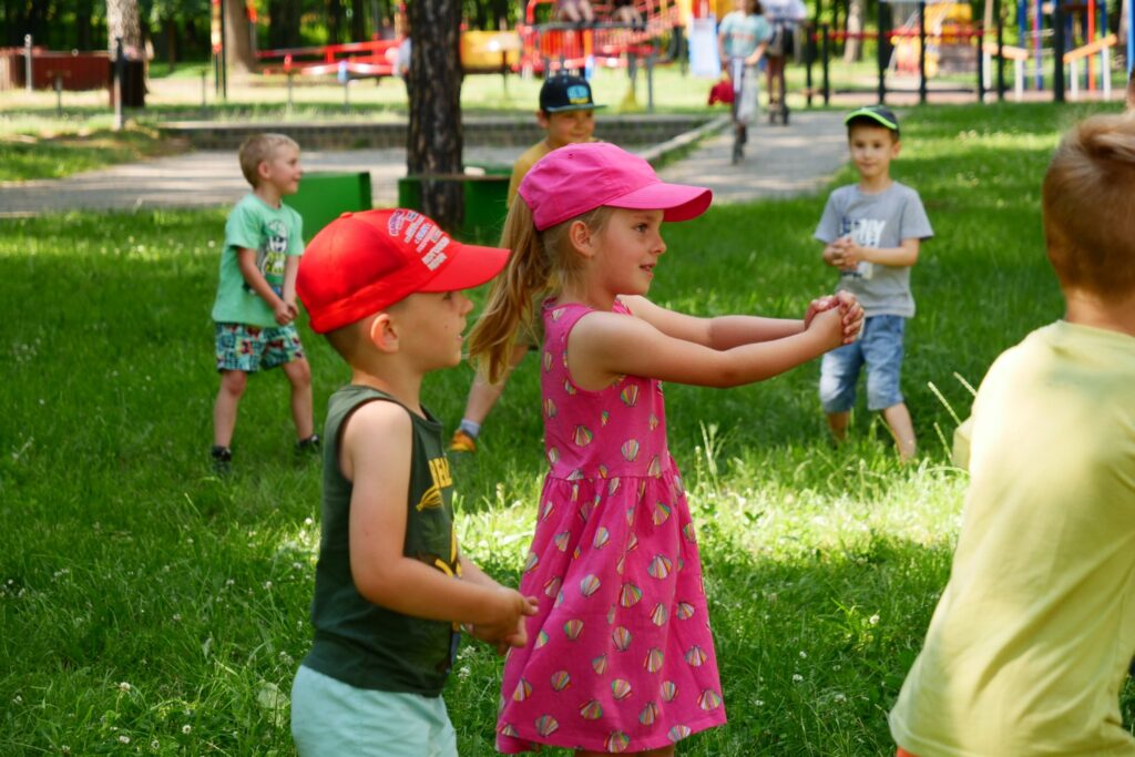 Uczestnicy podczas imprezy "Witamy wakacje" w Parku Miejskim w Wojkowicach - 24 czerwca 2022 roku.