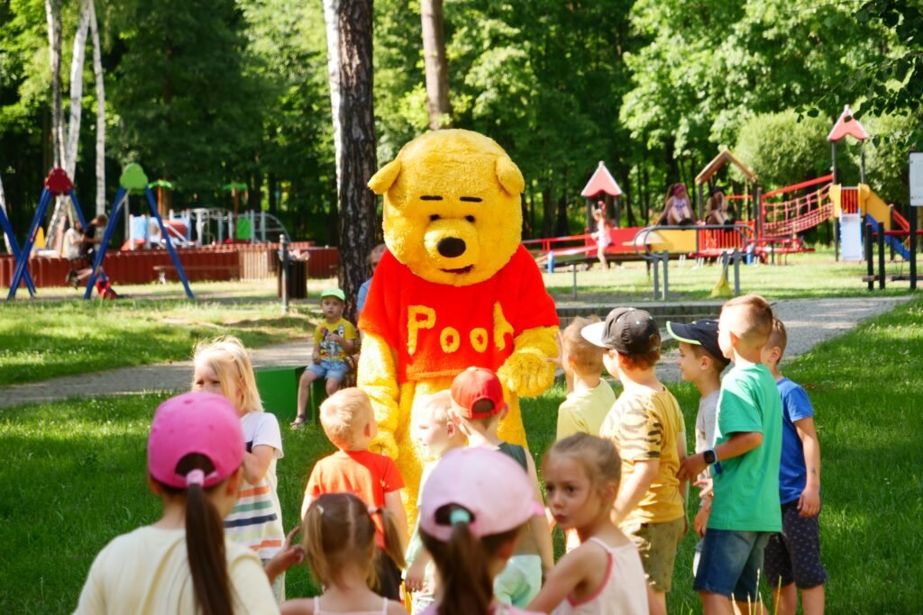 Uczestnicy podczas imprezy "Witamy wakacje" w Parku Miejskim w Wojkowicach - 24 czerwca 2022 roku.