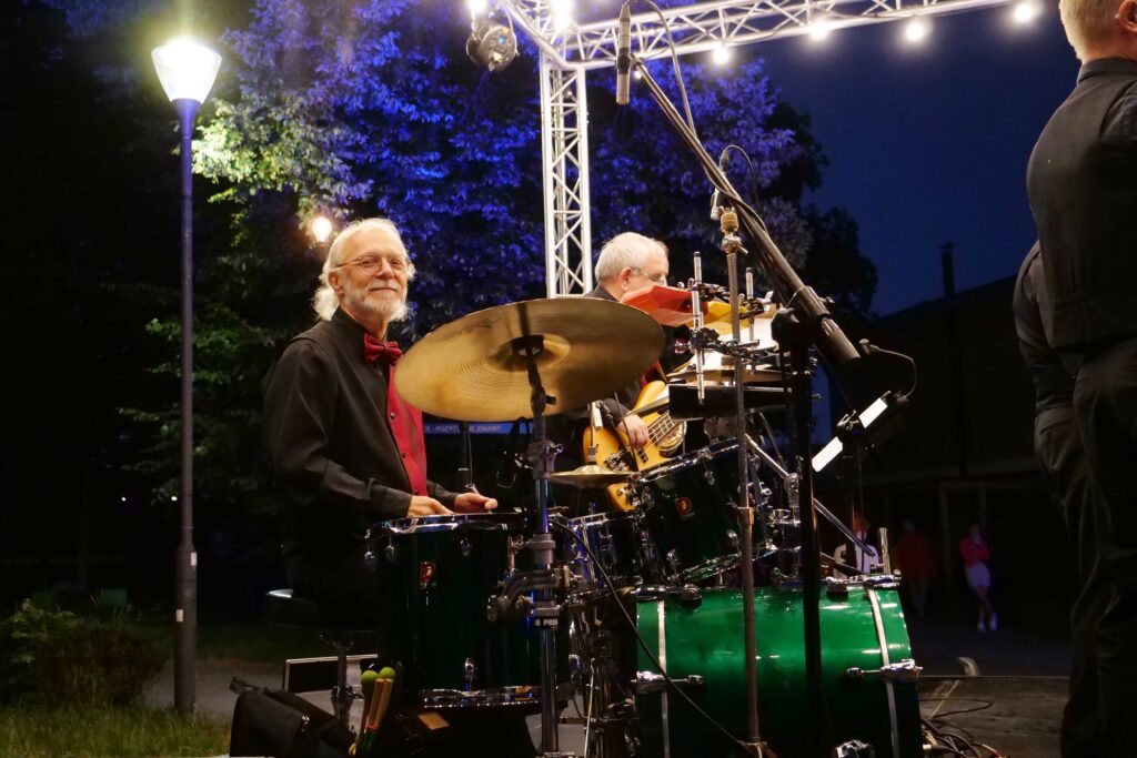 Muzycy na scenie podczas wieczorku muzycznego z Five O'Clock Orchestra w Parku Miejskim w Wojkowicach 2 lipca 2022