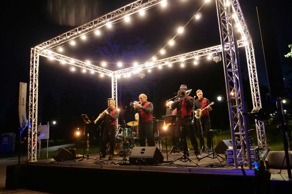 Muzycyna scenie podczas wieczorku muzycznego z Five O'Clock Orchestra w Parku Miejskim w Wojkowicach 2 lipca 2022