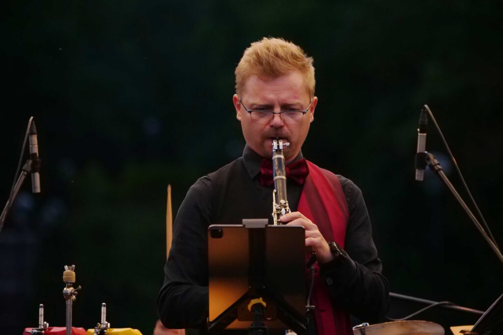 Muzyk na scenie podczas wieczorku muzycznego z Five O'Clock Orchestra w Parku Miejskim w Wojkowicach 2 lipca 2022