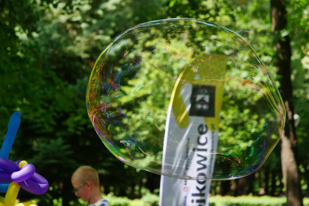Uczestnicy zajęć podczas akcji Wakacje w Mieście 2022 organizowanej przez Miejski Ośrodek Kultury w Wojkowicach