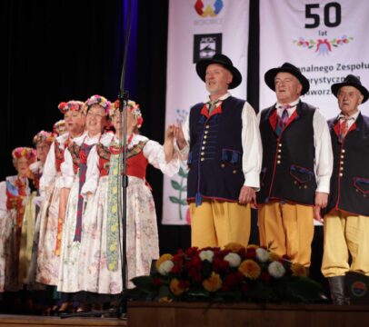 Uczestnicy i występujący na scenie podczas Jubileuszu 50-lecia Regionalnego Zespołu Folklorystycznego "Jaworznik" - 24 września 2022