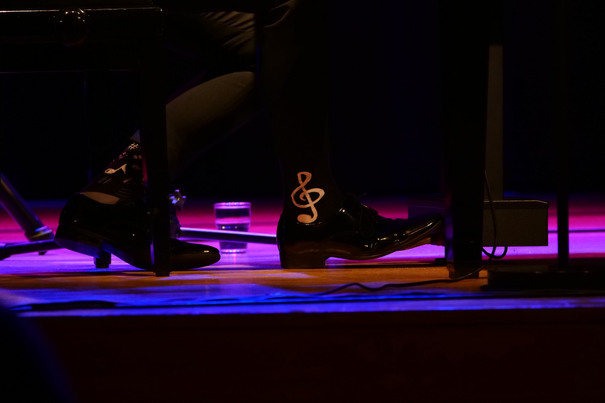 Adam Snopek podczas występu "stand-up przy fortepianie" na scenie MOKu