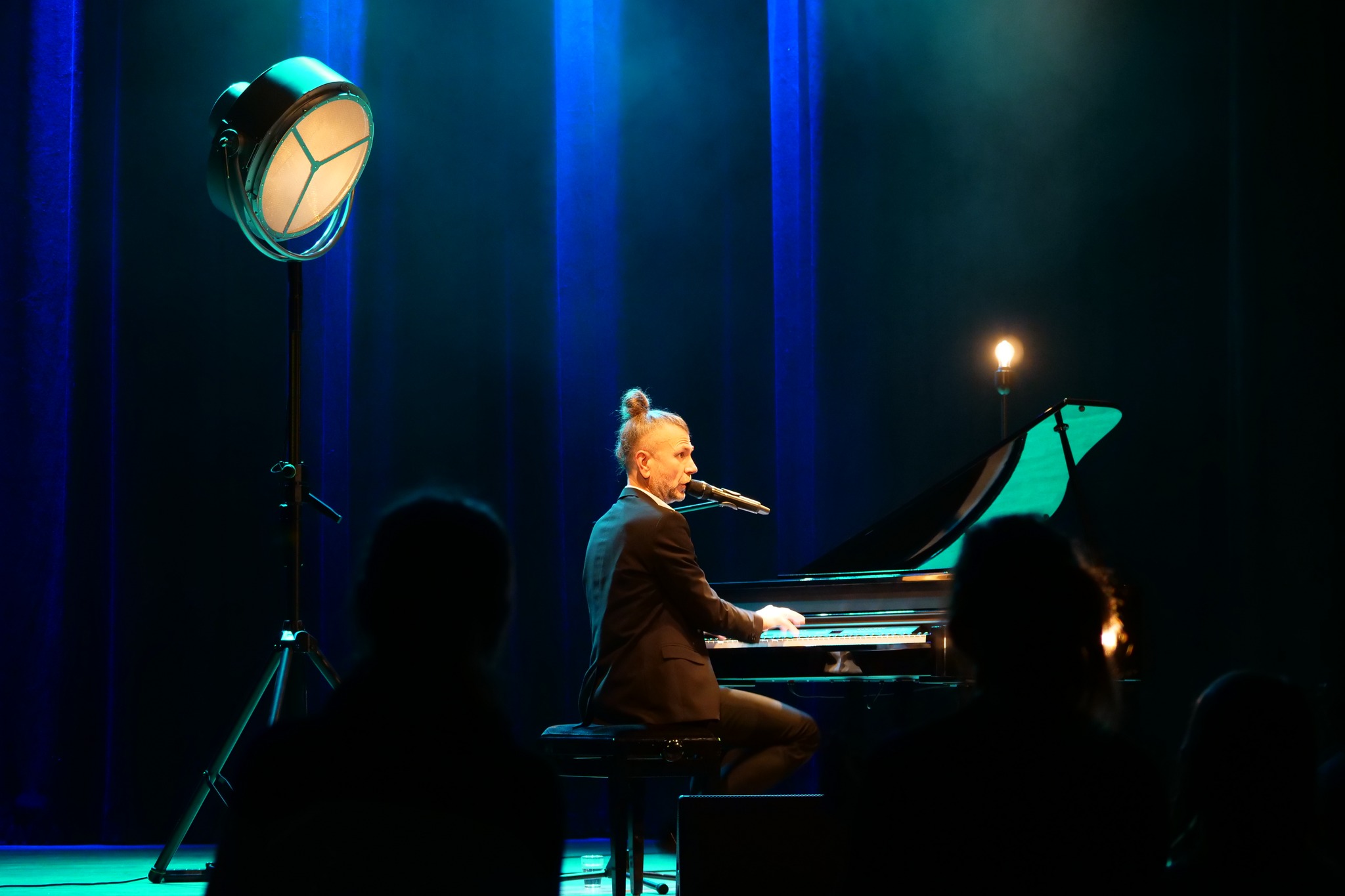 Adam Snopek podczas występu "stand-up przy fortepianie" na scenie MOKu