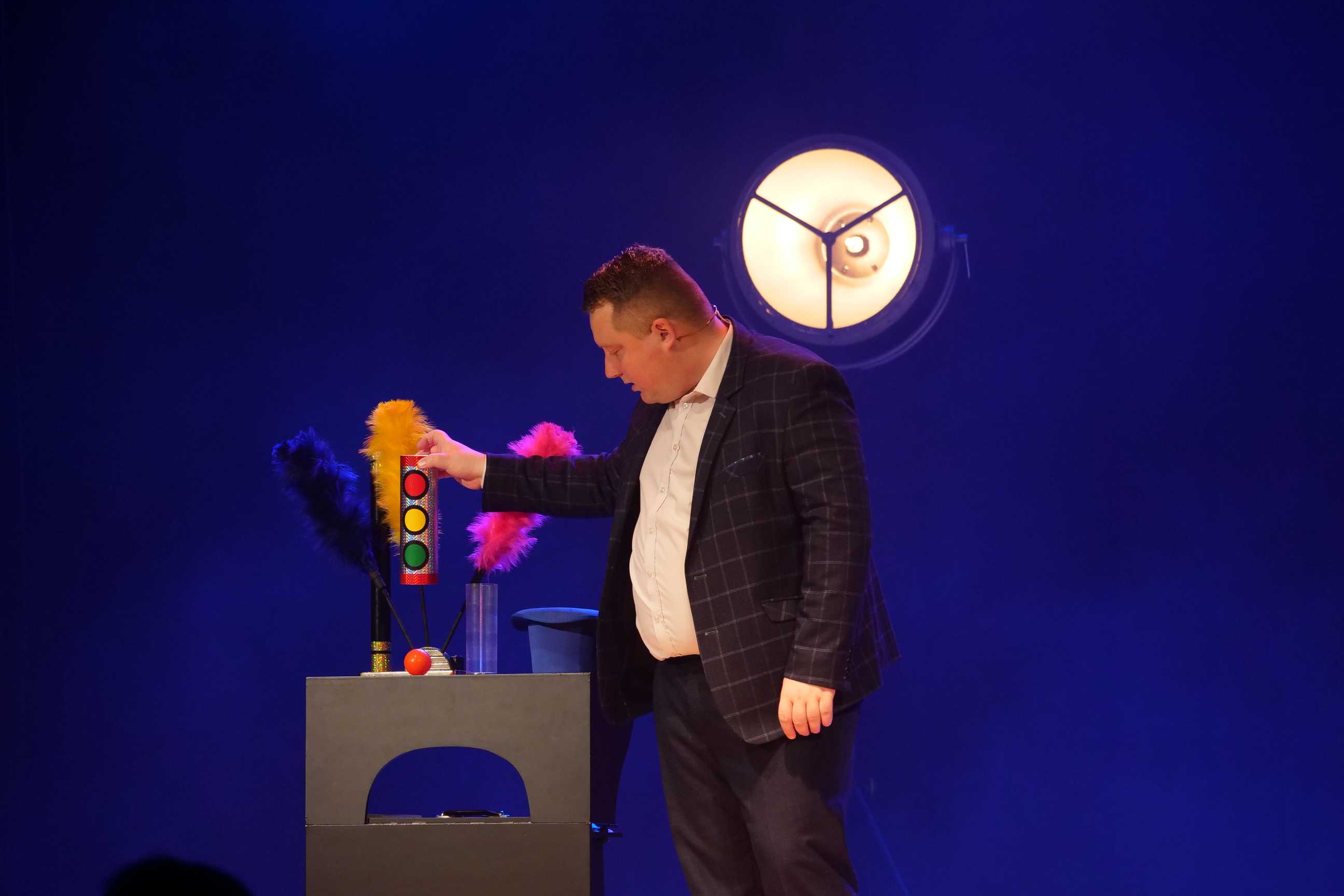 Iluzjonista Krystian Bączyński podczas andrzejkowego pokazu iluzji na scenie MOKu