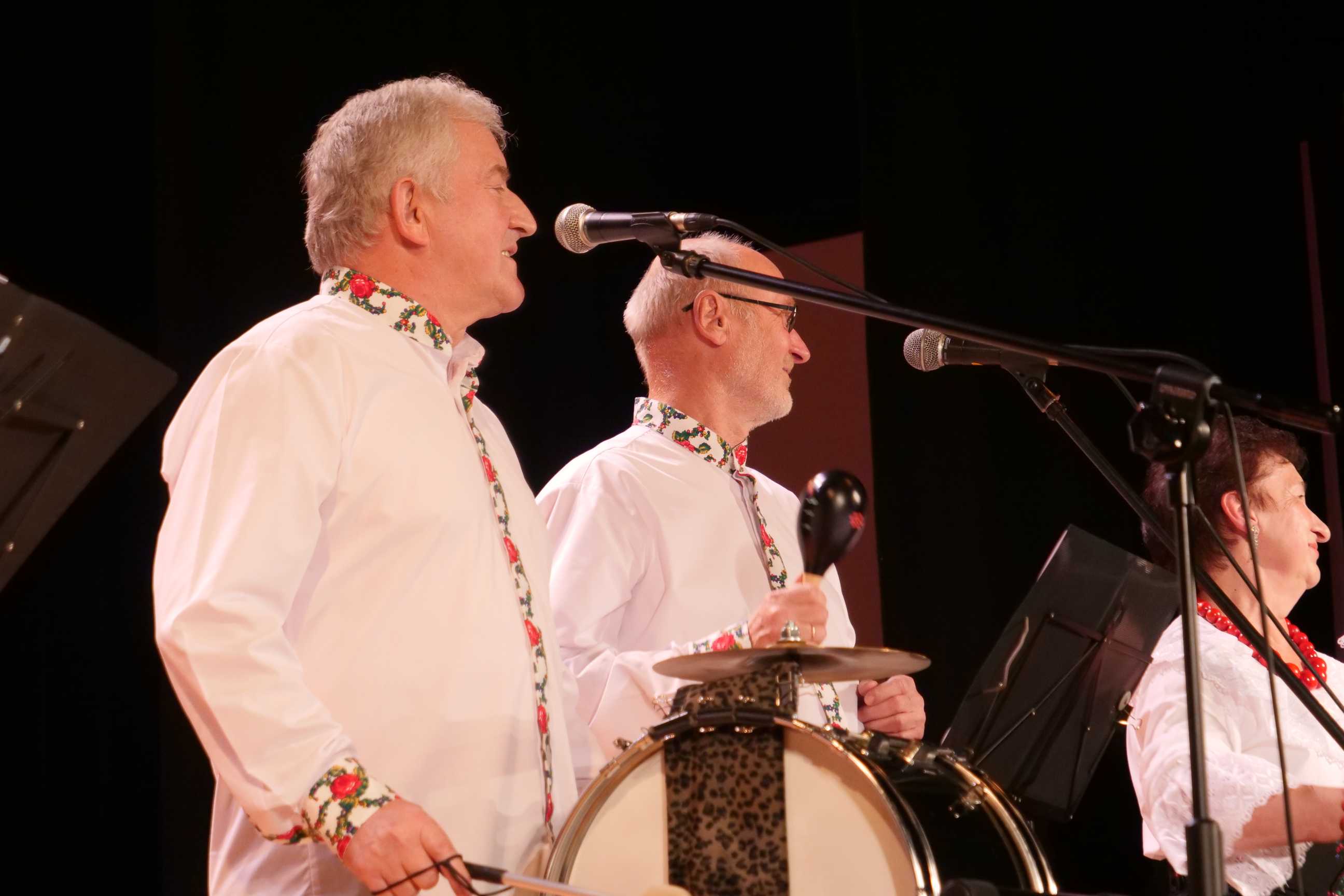 Występujący na scenie podczas dnia seniora 4 listopada 2022 w Miejskim Ośrodku Kultury w Wojkowicach