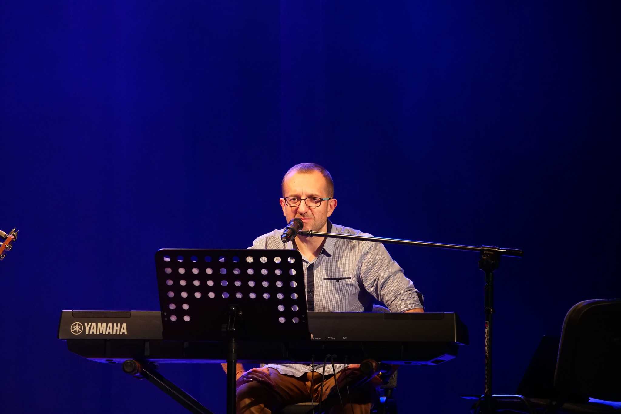 Muzycy na scenie MOKu podczas wieczorku bluesowo-jazzowego 
