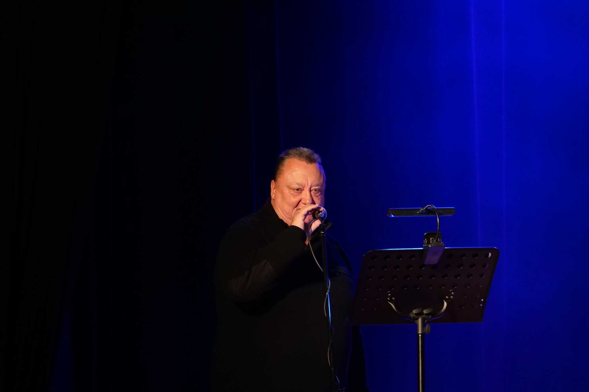 Muzycy na scenie MOKu podczas wieczorku bluesowo-jazzowego 