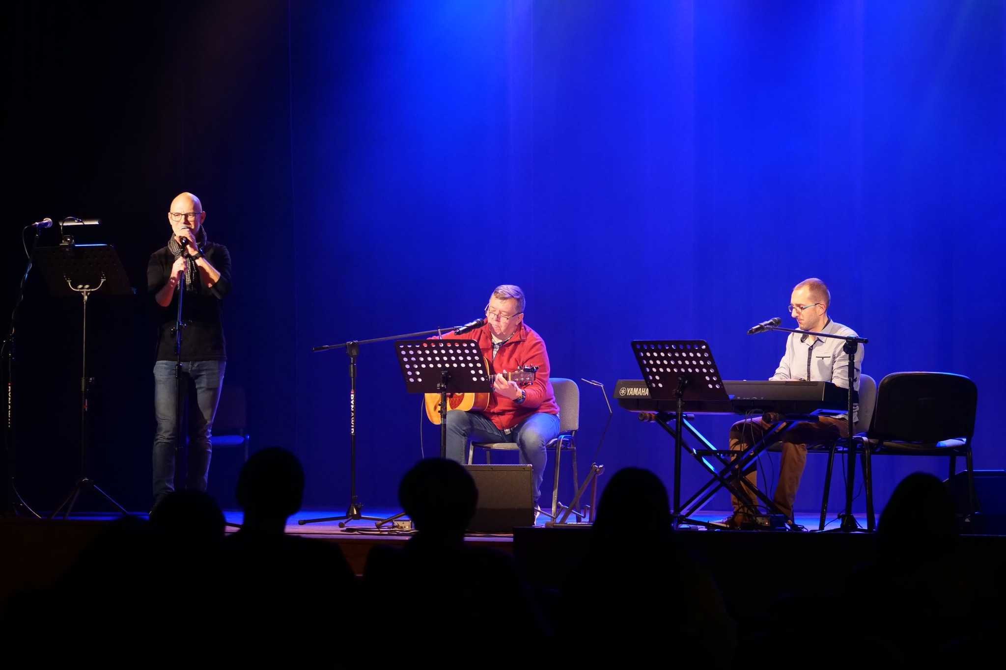 Muzycy na scenie MOKu podczas wieczorku bluesowo-jazzowego 