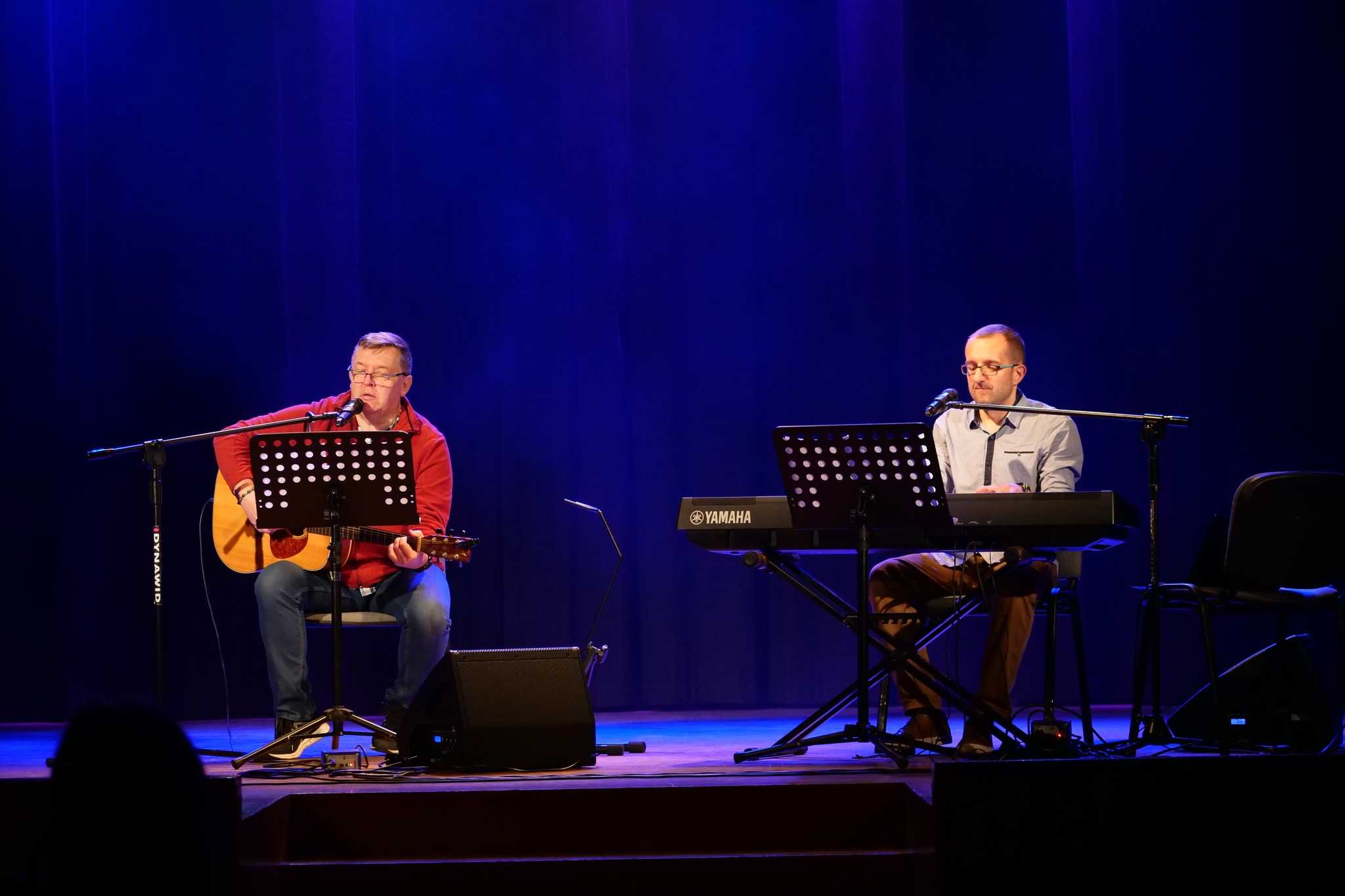 Muzycy na scenie MOKu podczas wieczorku bluesowo-jazzowego 